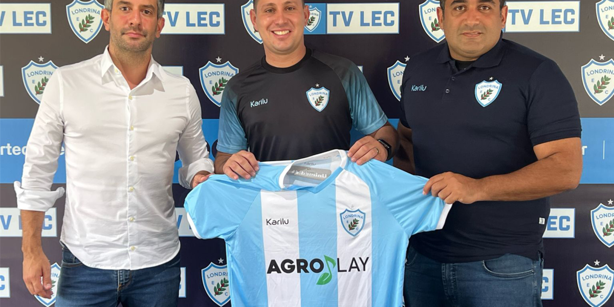 Entre o Gerente de Futebol, Lucas Magalhães e o Coordenador das categorias de base, Denis Alves, o técnico Allan Santhiago foi apresentado. (Foto: Gustavo Andrade/ Londrina EC)