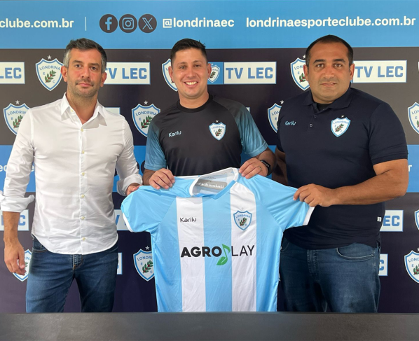 Entre o Gerente de Futebol, Lucas Magalhães e o Coordenador das categorias de base, Denis Alves, o técnico Allan Santhiago foi apresentado. (Foto: Gustavo Andrade/ Londrina EC)