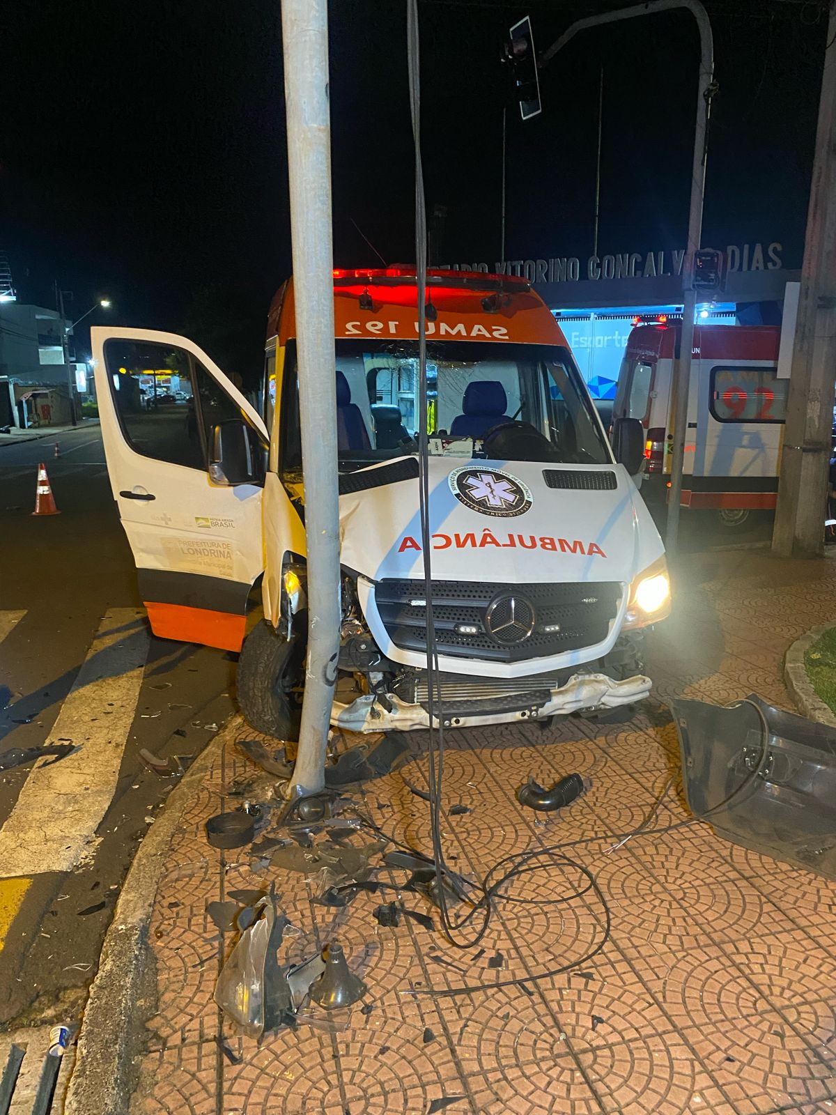 Colisão em Cruzamento Envolvendo Ambulância do SAMU e Carro deixa Três Feridos