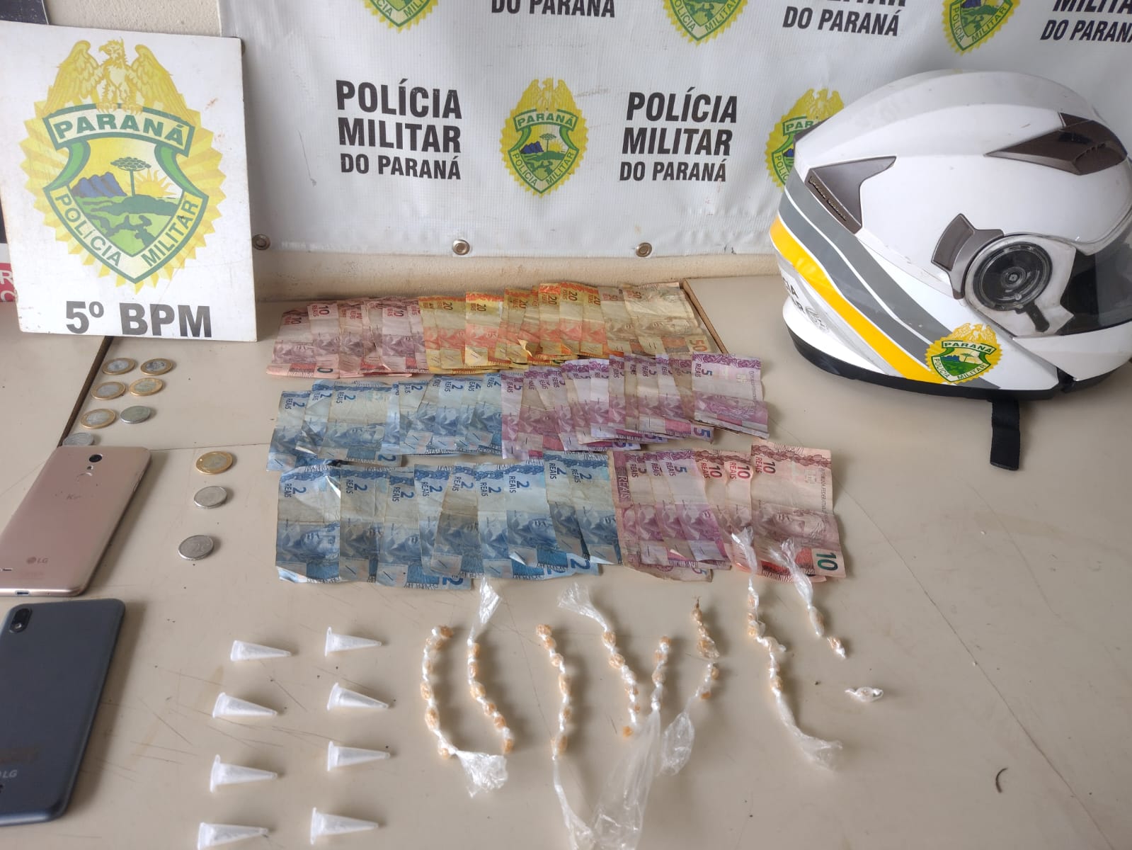 PM prende dois homens por tráfico de drogas no bairro Pindorama em Londrina